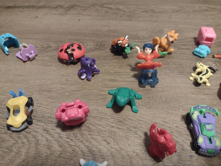 Киндер фигурки сглобени и не отворени +две гривнички около 66 броя.