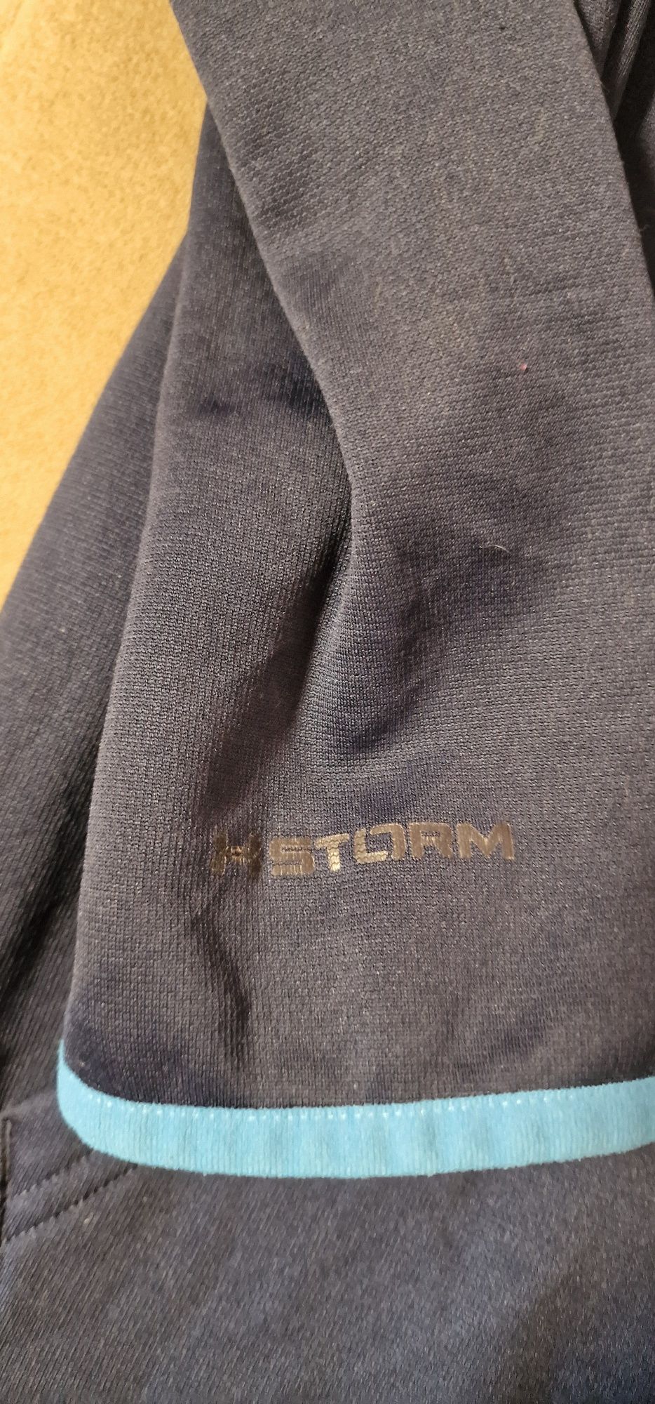 Суичър Under Armour.
