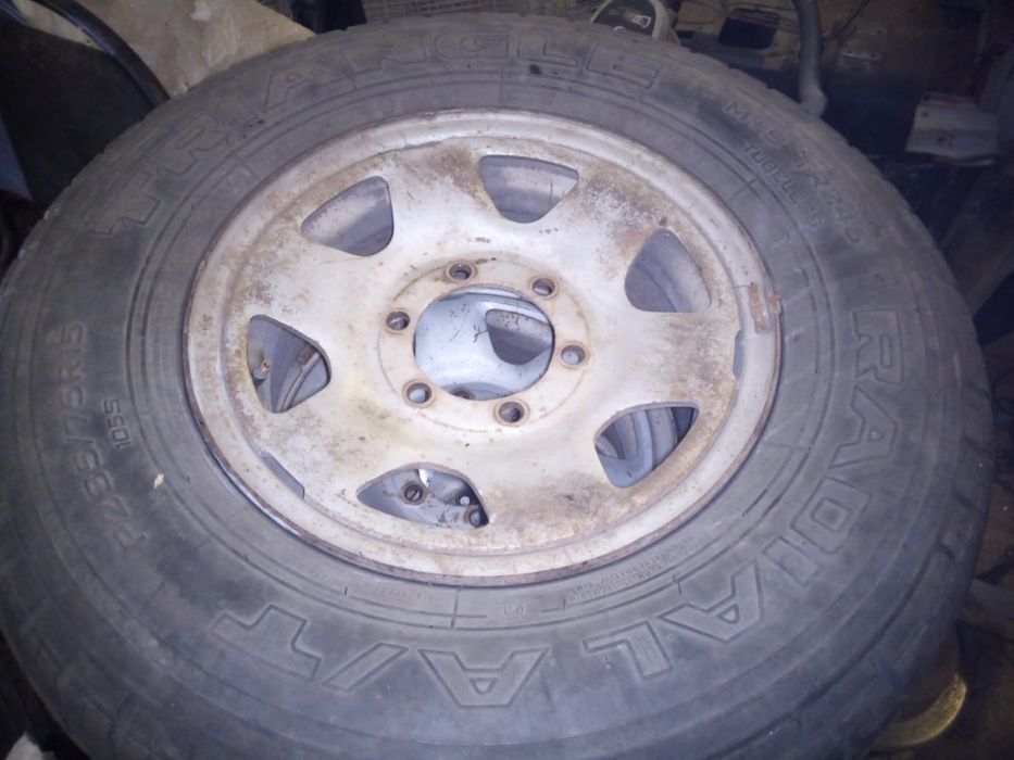 продам комплект шин на митсубиси паджеро