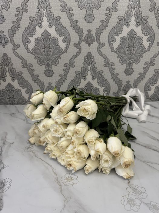 Белые розы голландские