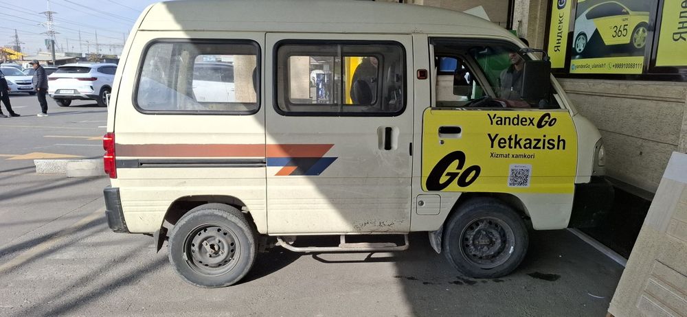 Brend yopishtirish va magnit