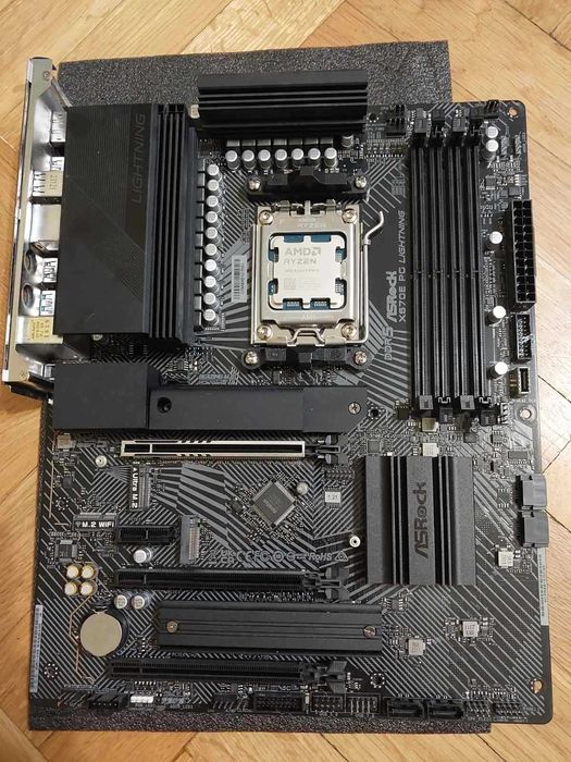AMD Ryzen 7 7800X3D + AsRock X670E PG Lightning