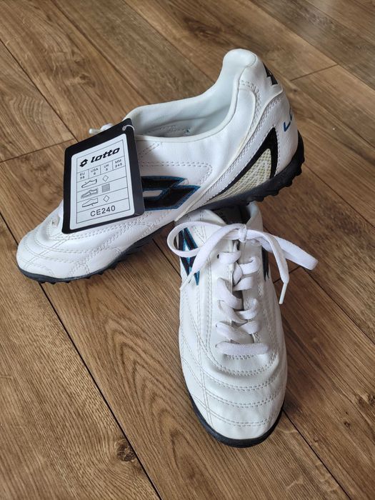 Обувки бели спортни