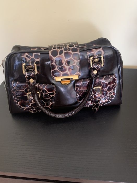 Geanta de dama din piele lacuita, nefolosita.