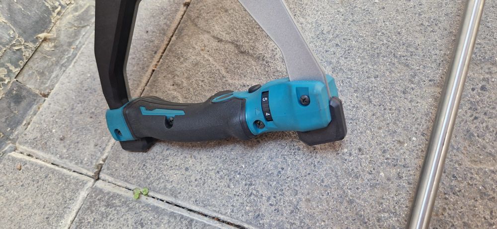 Makita malaxor pe acumulator de 40 V