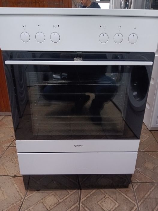 Свободно стояща печка с керамичен плот Gram 2 години гаранция!