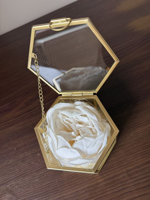 Елегантна Кутийка за Сватбени Пръстени – Стъкло и Злато