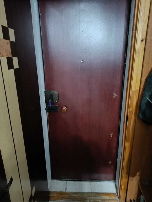 Продам входную металлическую дверь б/у в