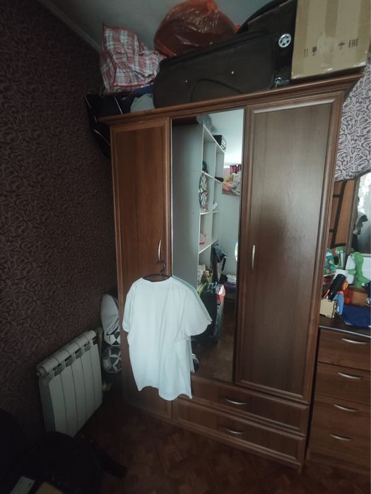 Шкаф для вещей и комод с зеркалом
