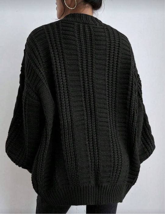 Черна плетена жилетка с копчета