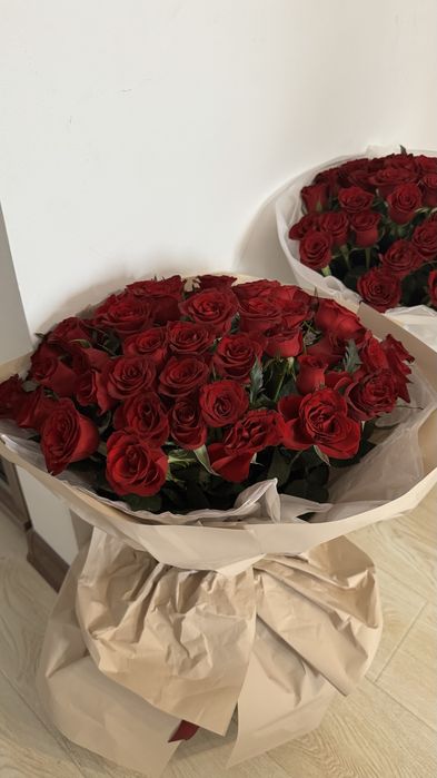 Два свежих букета 51 красных роз