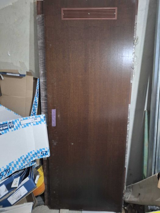 Врати за баня с каса и обков