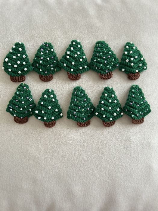 Коледни, ръчно направени фиби за кода