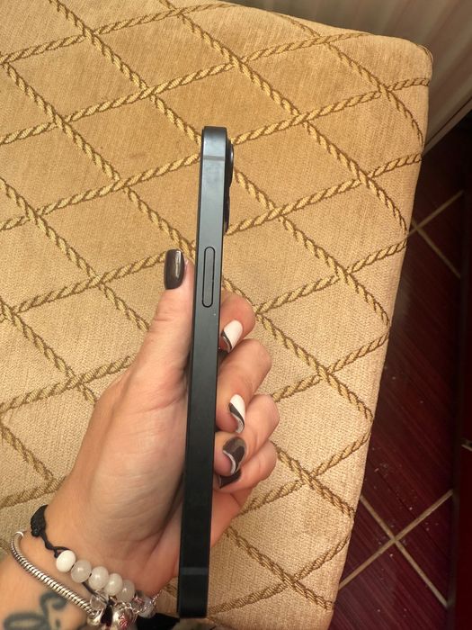 Vând iPhone 13 . 1300 lei