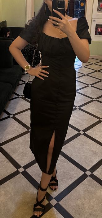 Черное платье , можно спустить плечи