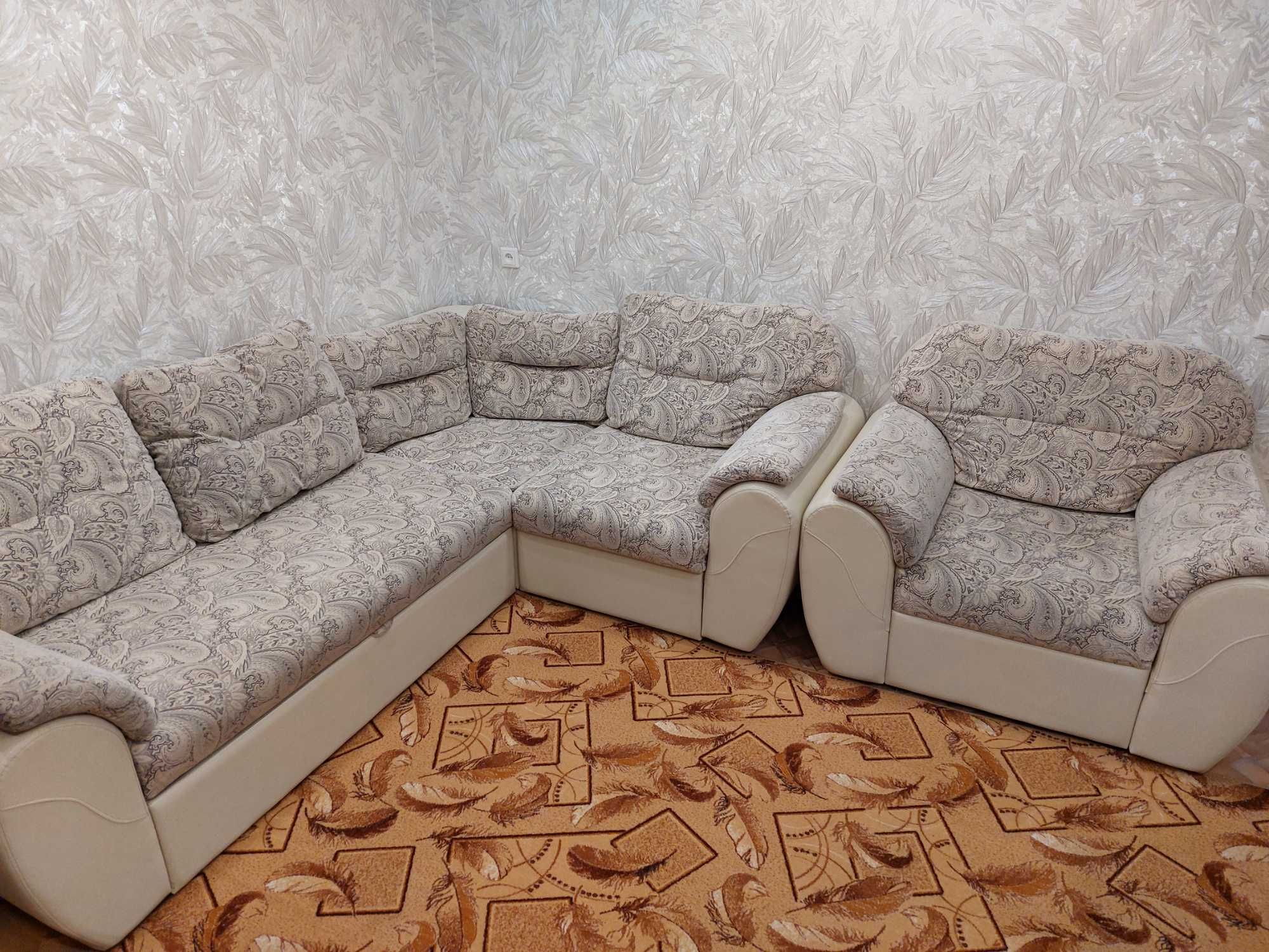 Продам мягкую мебель (угловой диван + кресло).