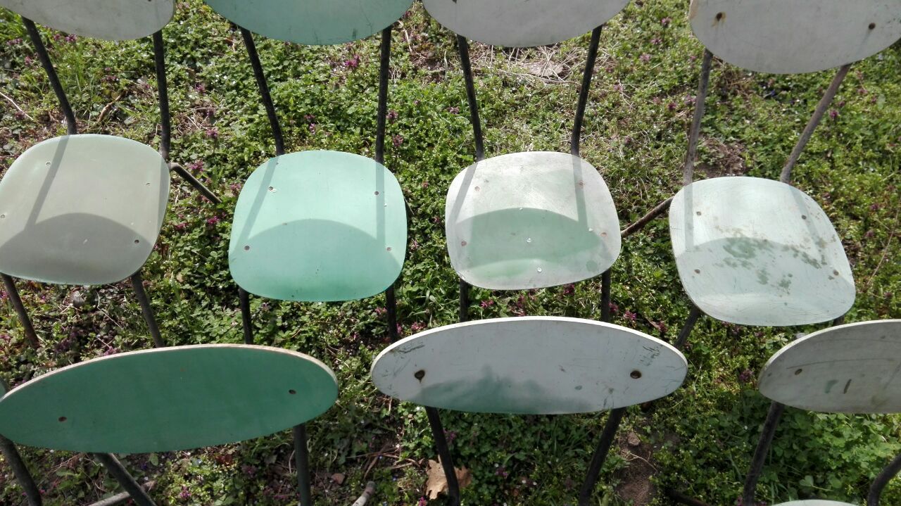Пластмасови столове с метална конструкция
