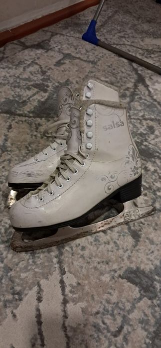 Продам коньки 38 размер женские