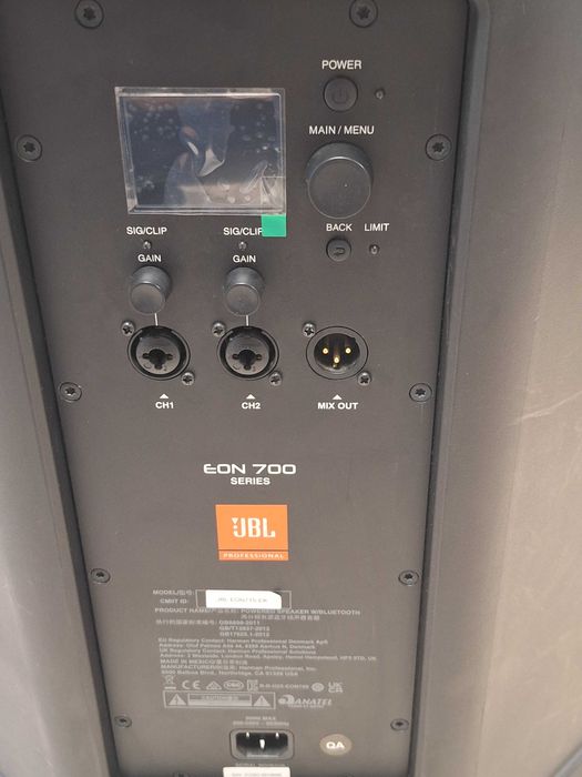 Аудуи колона JBL EON 715