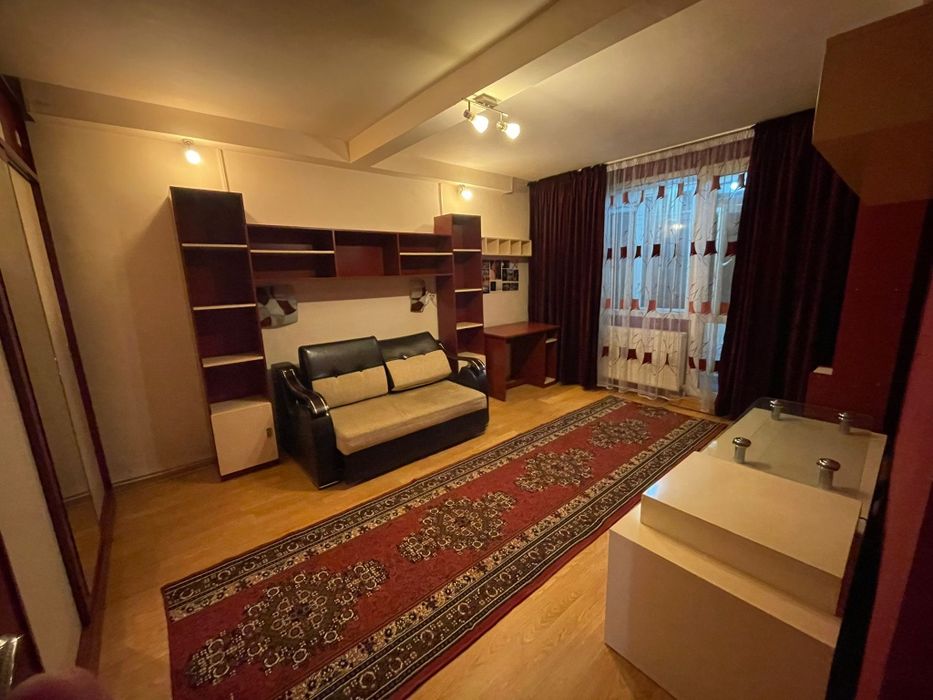 Închiriez apartament 3 camere zona piata Bistrița