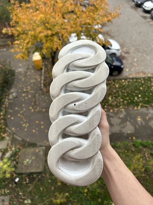 Versace chain reaction