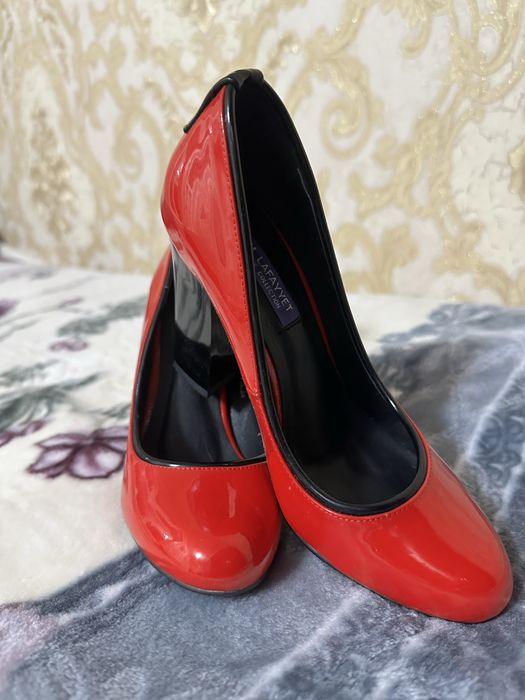 Женская обувь. Отдам бесплатно. Размер 36.