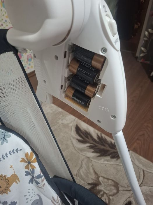 Scaun / balansoar electric pentru bebeluși