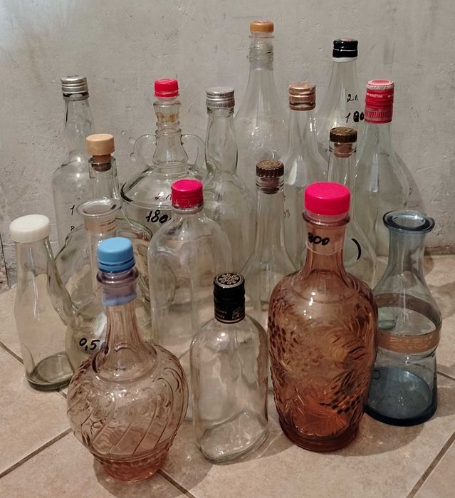 Бутыли стеклянные. Читайте описание и смотрите фото.