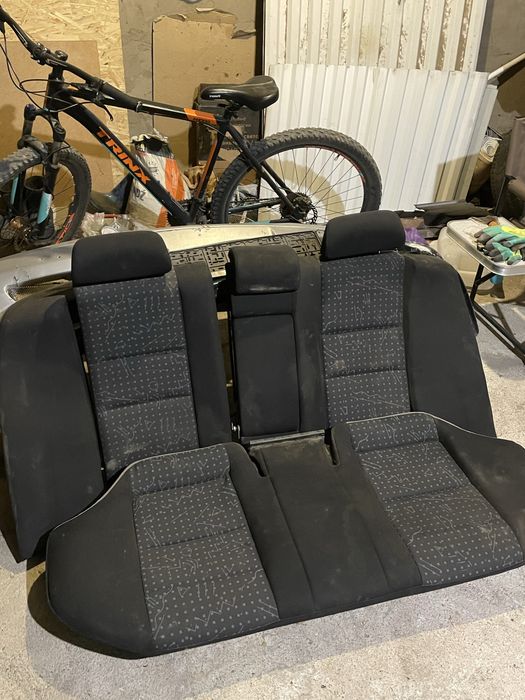 Продам задний ряд сидений и дверные карты  на mercedes w202