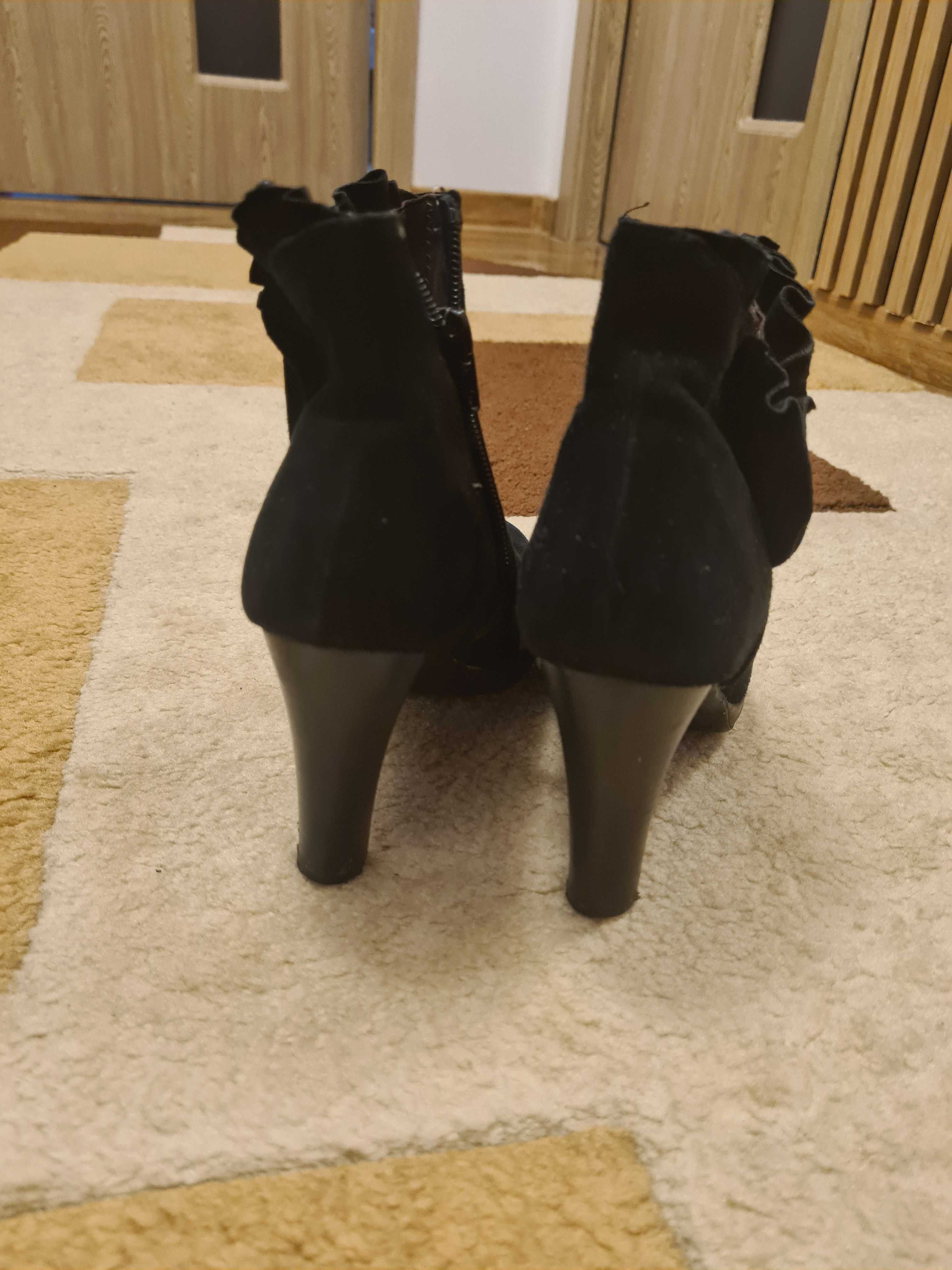 Botine negre, mărimea 37,toc micuț, material catifea