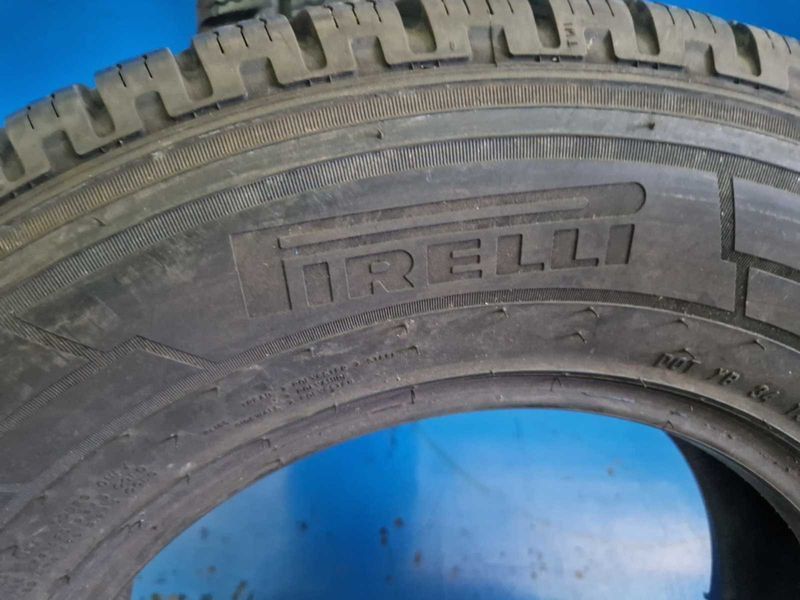 2 Pirelli R15C 215/70
зимни бусови гуми DOT2619