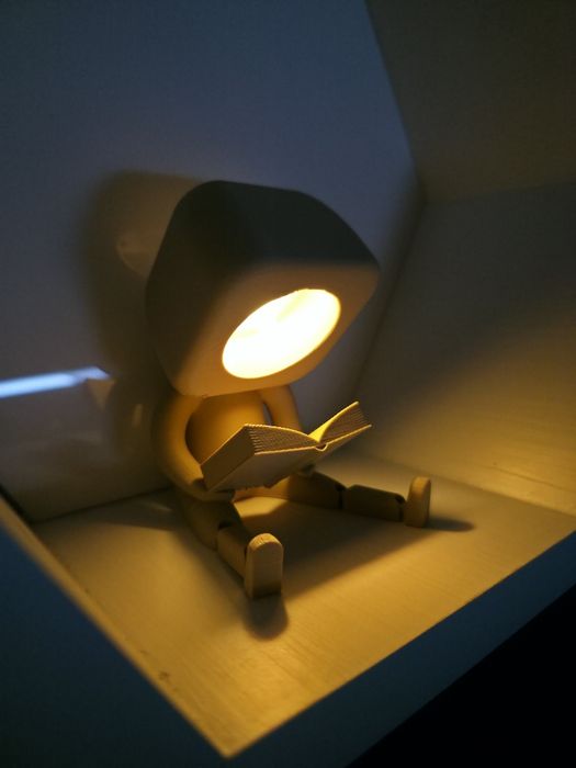 Lampă 3D „Cititorul” – decor modern, print 3D