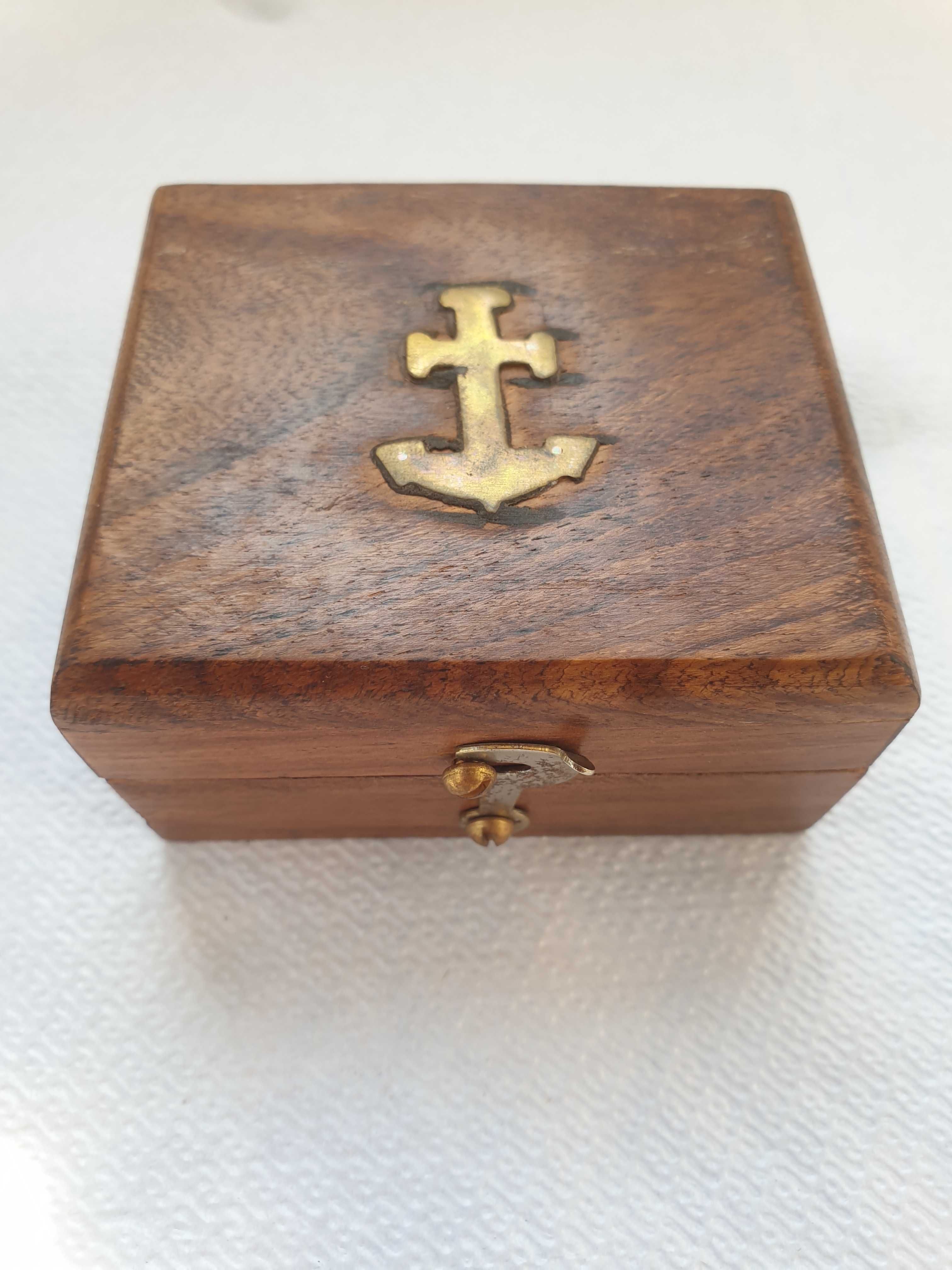 Компас бронзов в дървена кутия с ретро дизайн