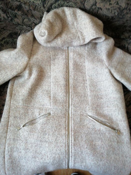 Vând fi urgent haina de stofa ,crem, cu gluga, stareffbuna