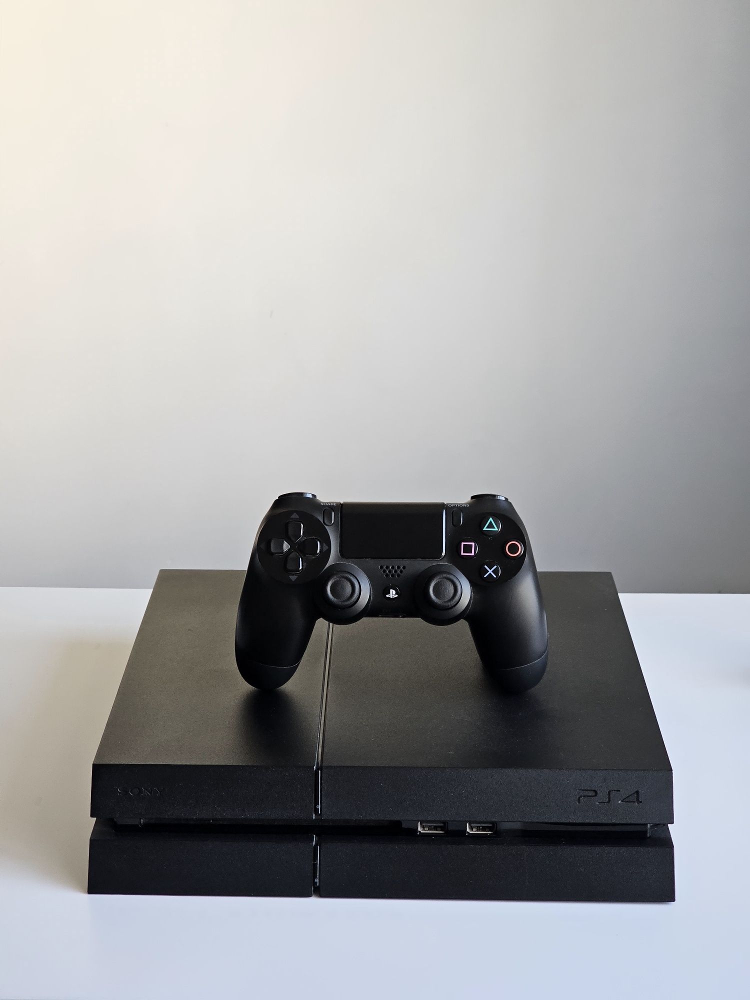 Ps4 500GB + Gta 5 + controller