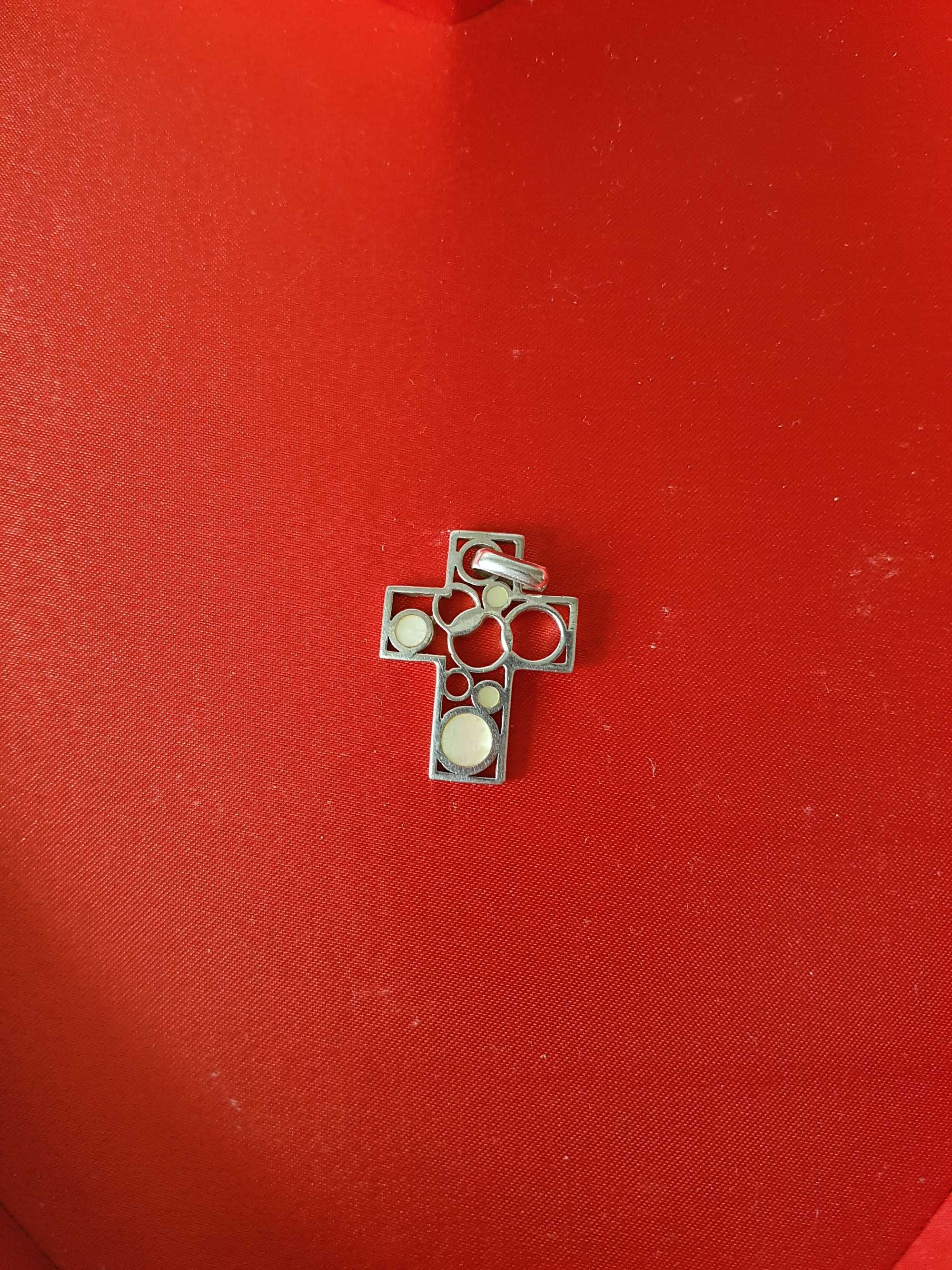 Pandantiv din argint in forma de cruce