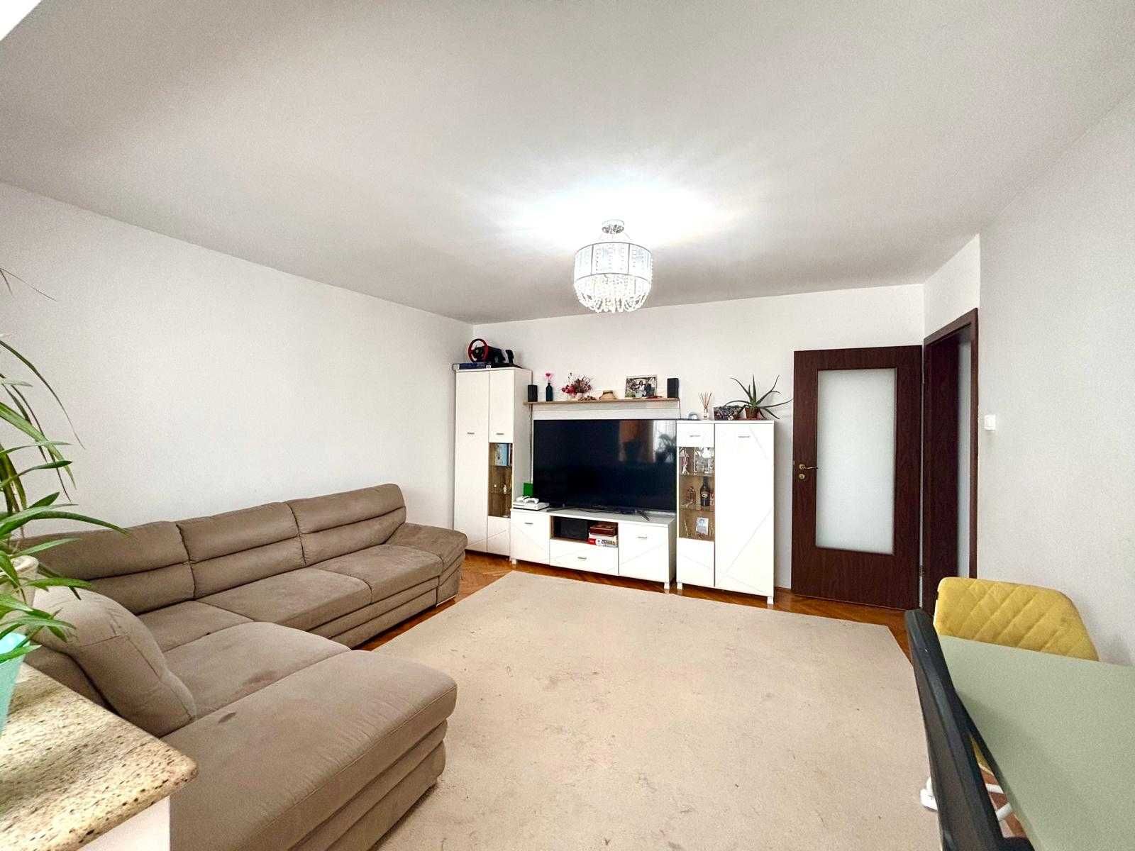 Vand apartament cu 3 camere decomandat, mobilat in zona Shopping City