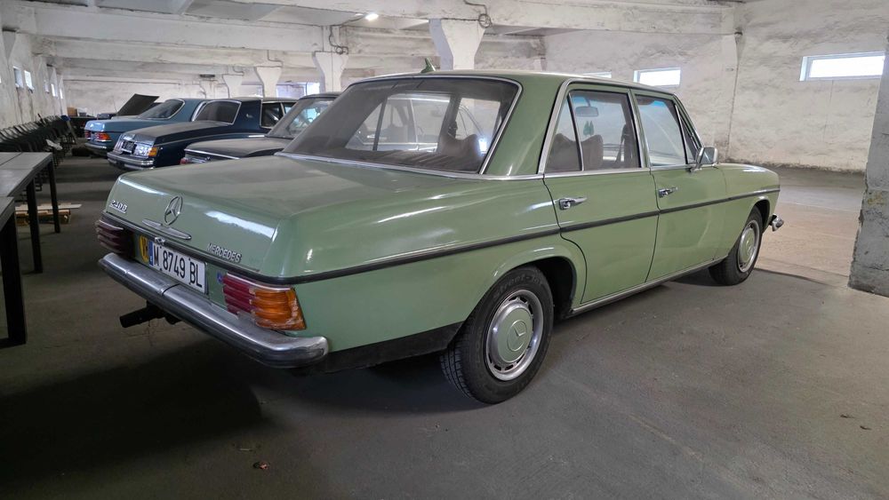 Mercedes-Benz w115 - 200D - 1976 Retromobil