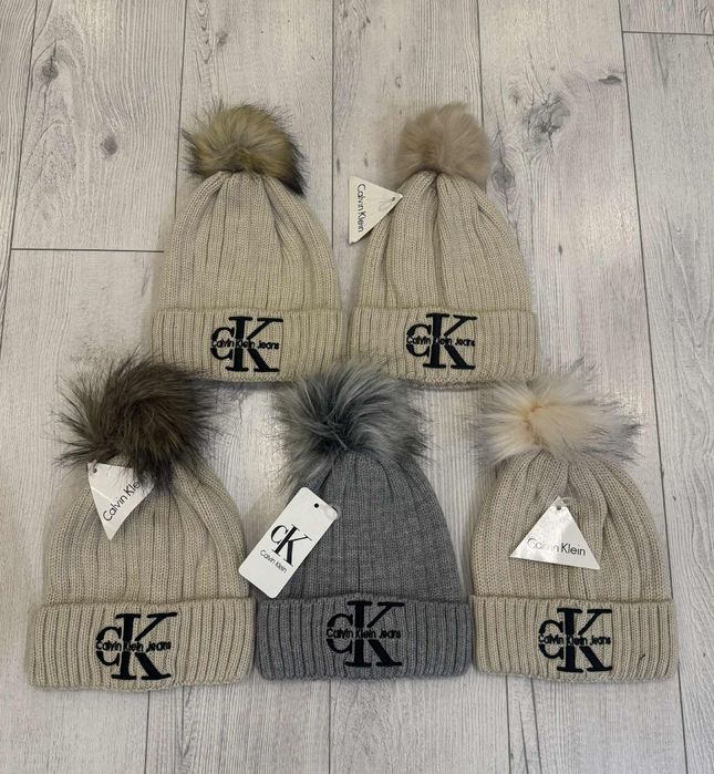 Плетени шапки с пух.