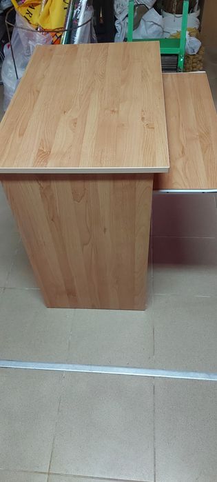 Продавам ученическо бюро