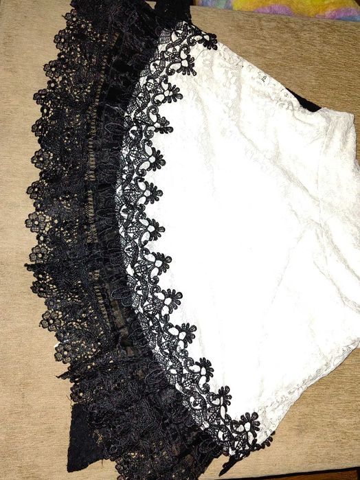 Дантелена рокля, леко разкроена