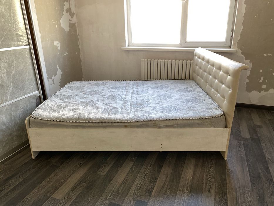 кровать с матрасом