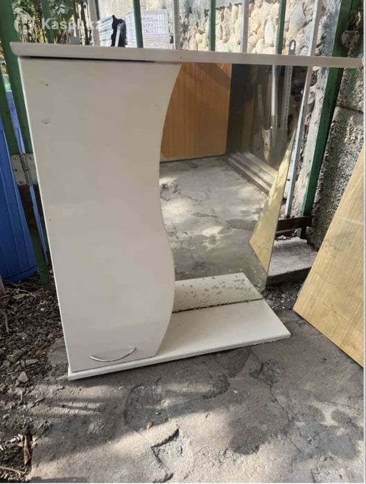 полка с зеркалом в ванну