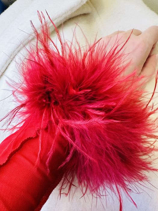 Rochie roșie superbă cu pene