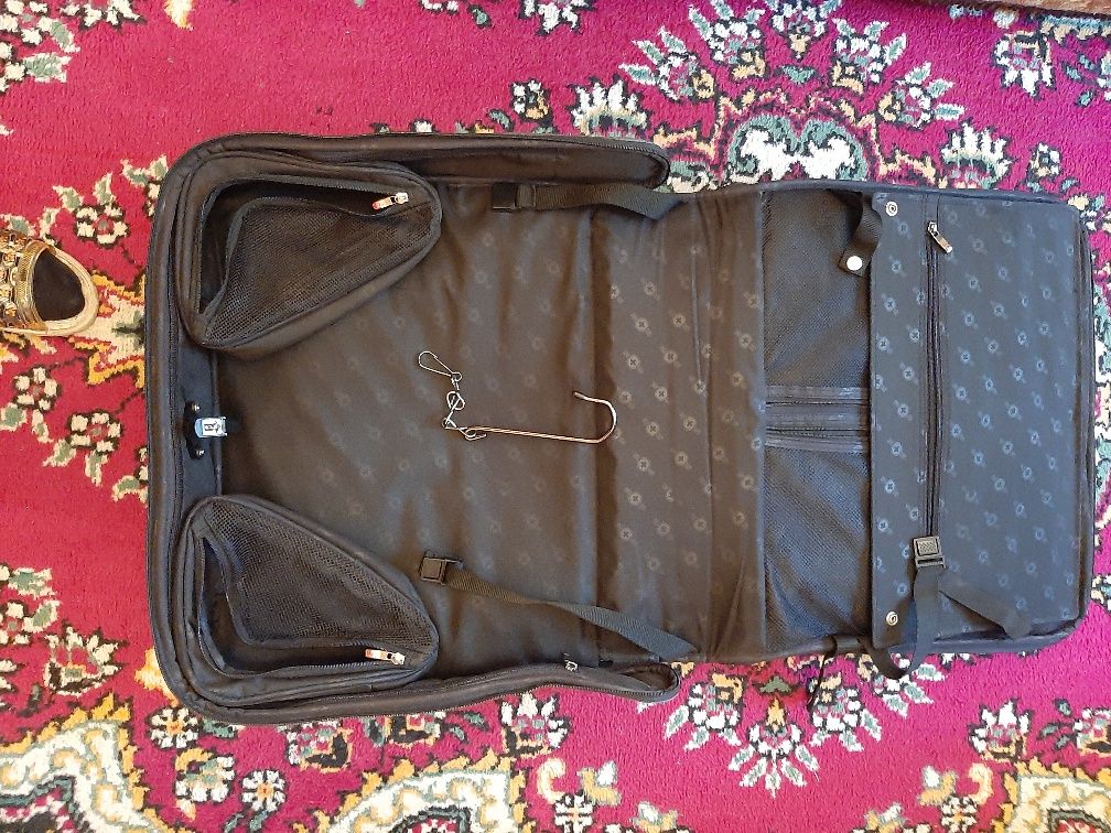 Продам дорожную сумку-кофр для костюмов. Швейцария. Размер 50×47×10 см