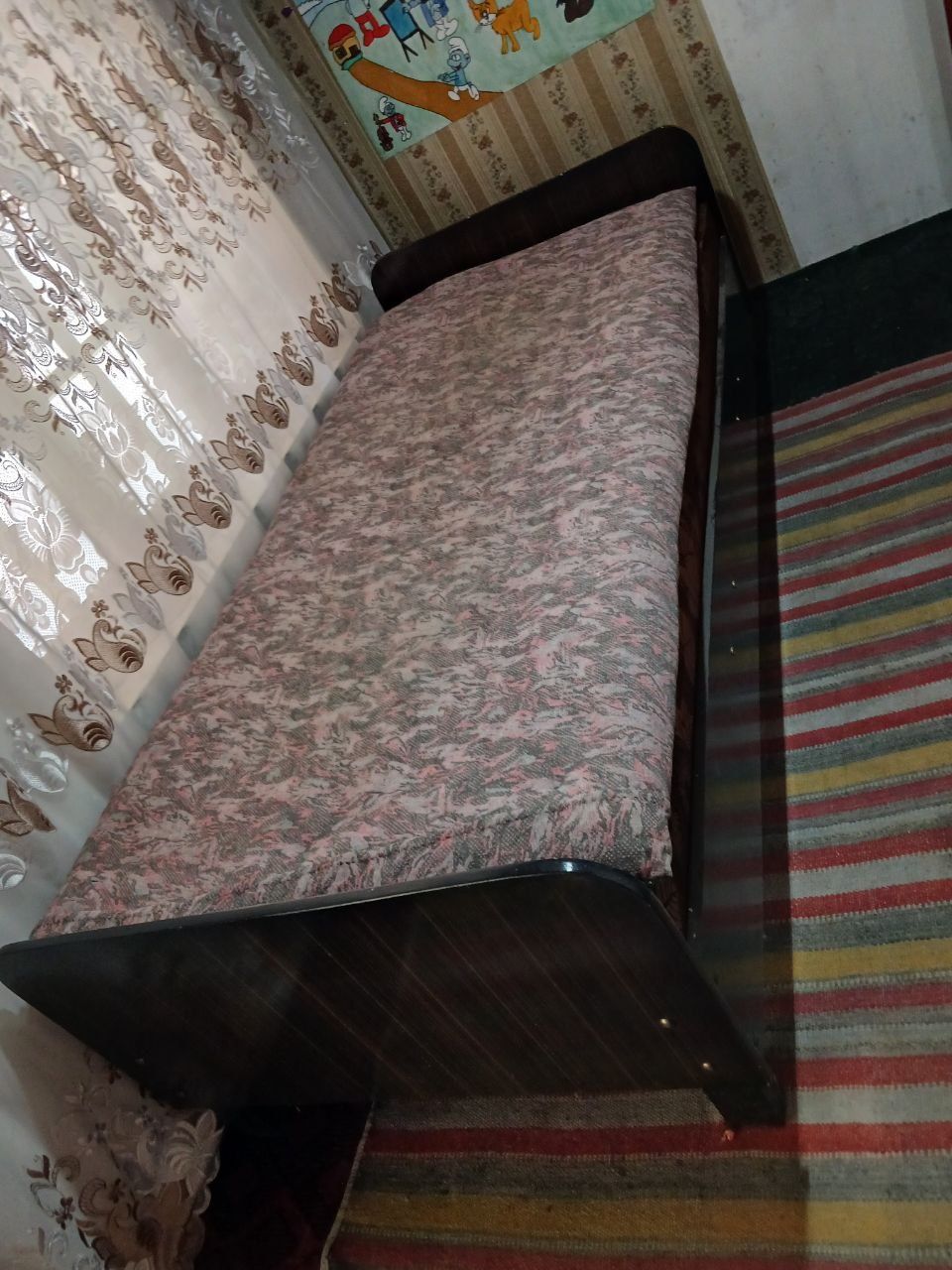 1 kishilik divan va shkaf sotiladi