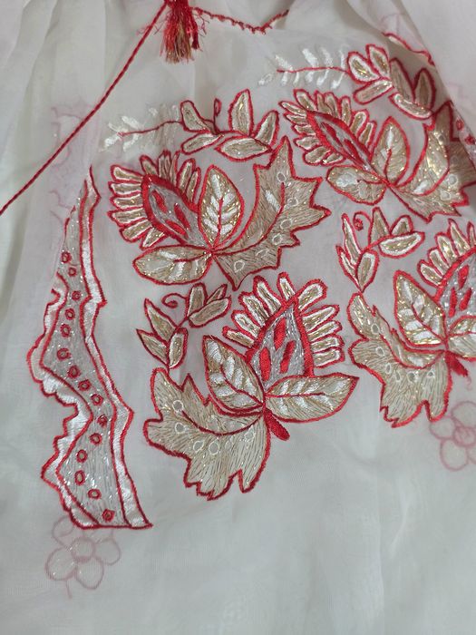 Ie traditionala  foarte frumoasă