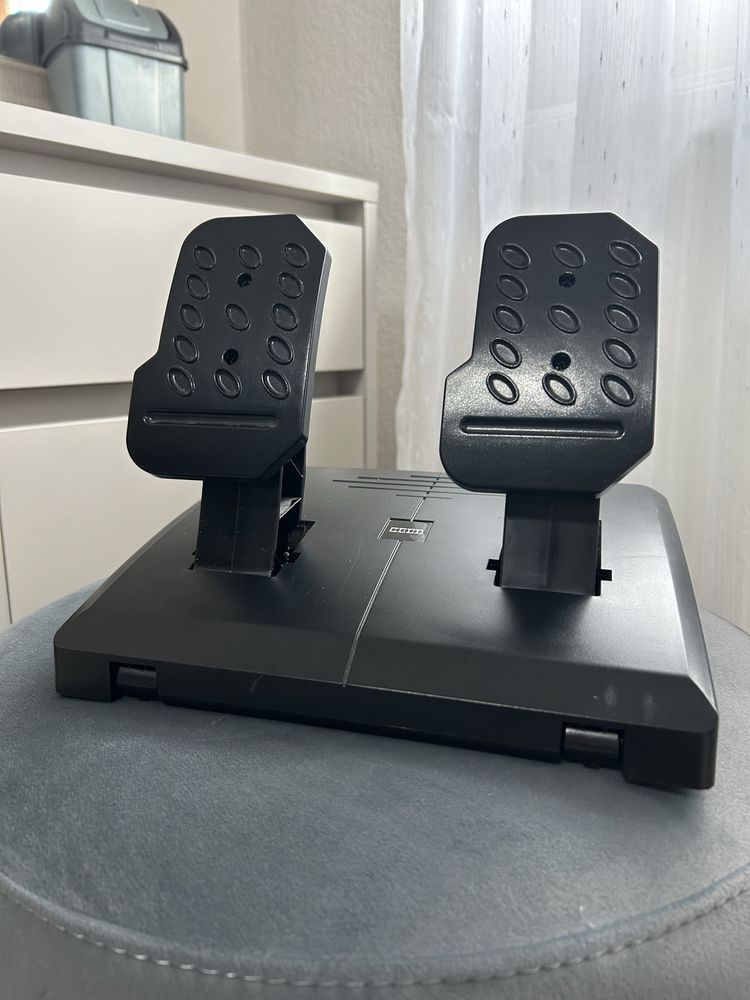 Playstation 4 с два контолера, 4 игри, волан и педали