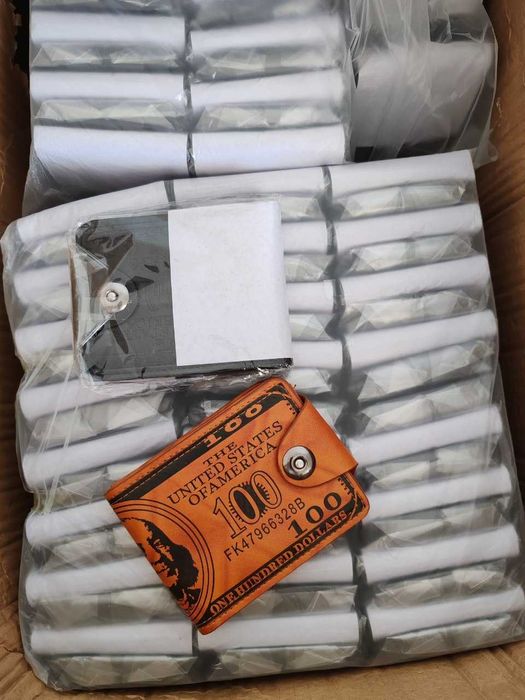 Kartalar, tanga va pullar uchun hamyon 100 dollr ko'rinishida optim