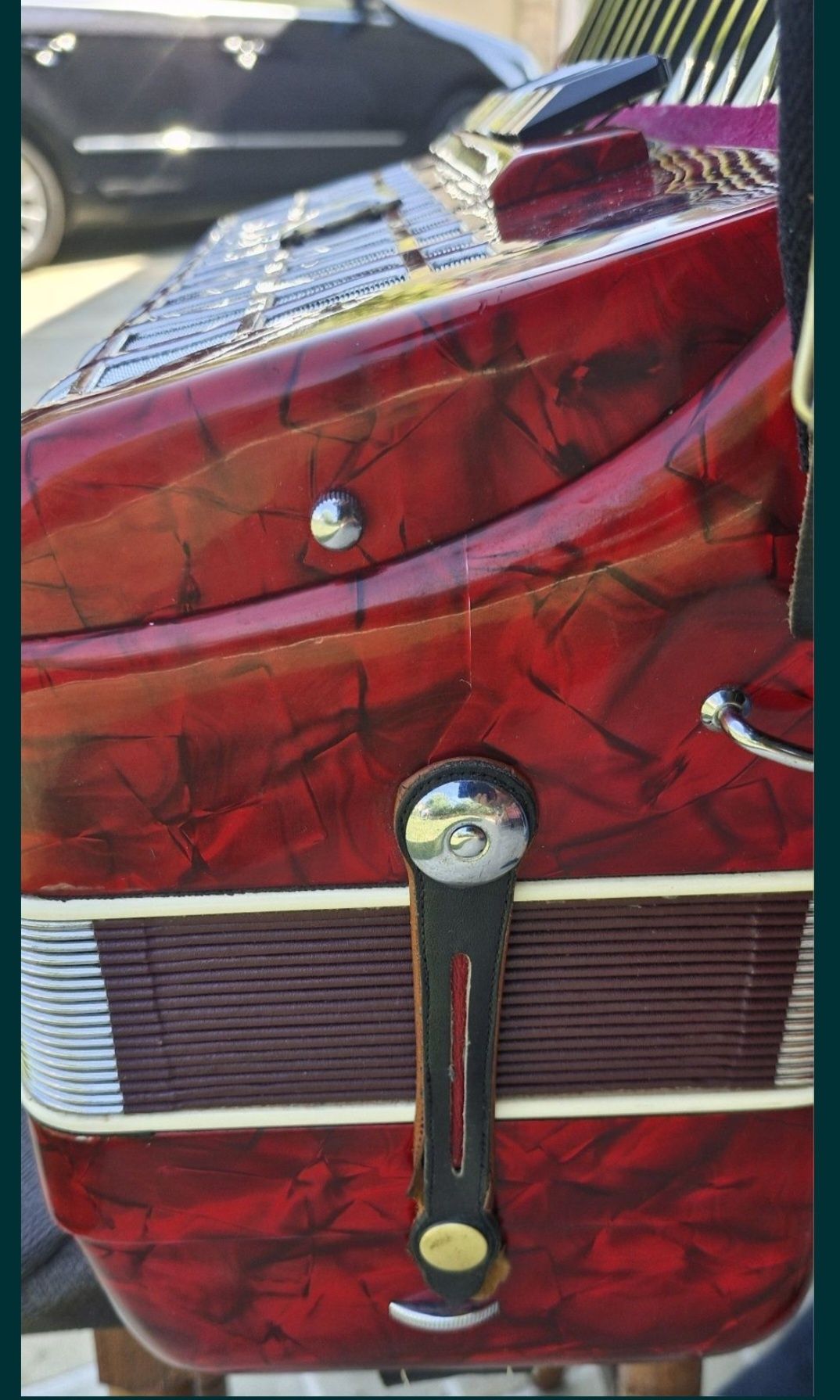 Vând acordeon Parrot cu 120 basi rosu